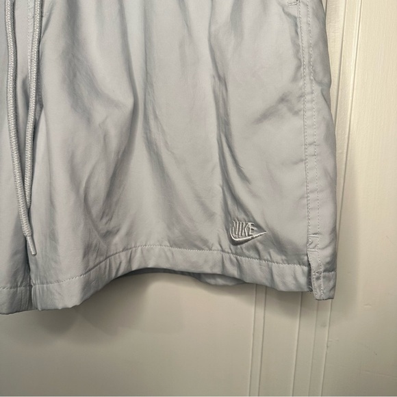 Nike Men's NSW Club Flow Shorts pure platinum/white size medium 5.5” inseam - Picture 2 of 12